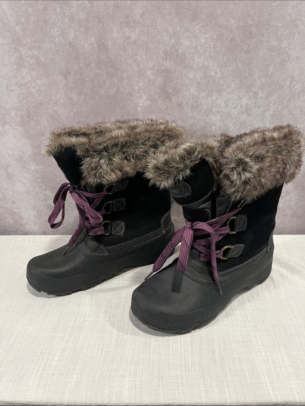 Khombu the Slope Black Winter Boots with Faux Fur Cuff and Purple Laces size 9